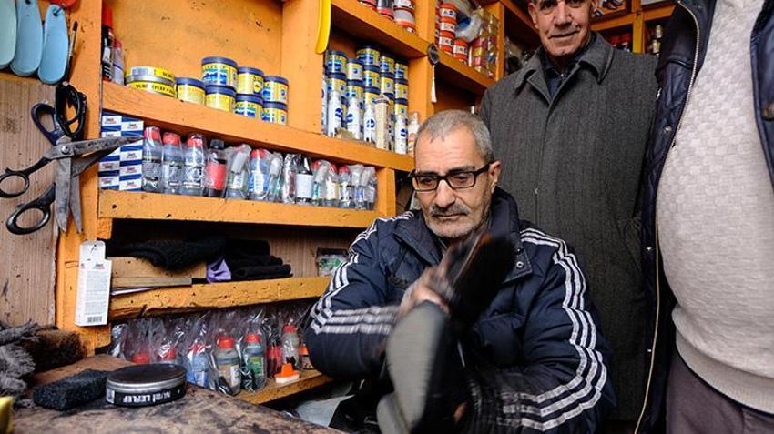 Bingöl'de bir babanın duygulandıran hayat mücadelesi: Ayakkabı boyacılığı yaparak 7 çocuğunu büyüttü