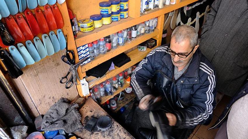 Bingöl'de bir babanın duygulandıran hayat mücadelesi: Ayakkabı boyacılığı yaparak 7 çocuğunu büyüttü