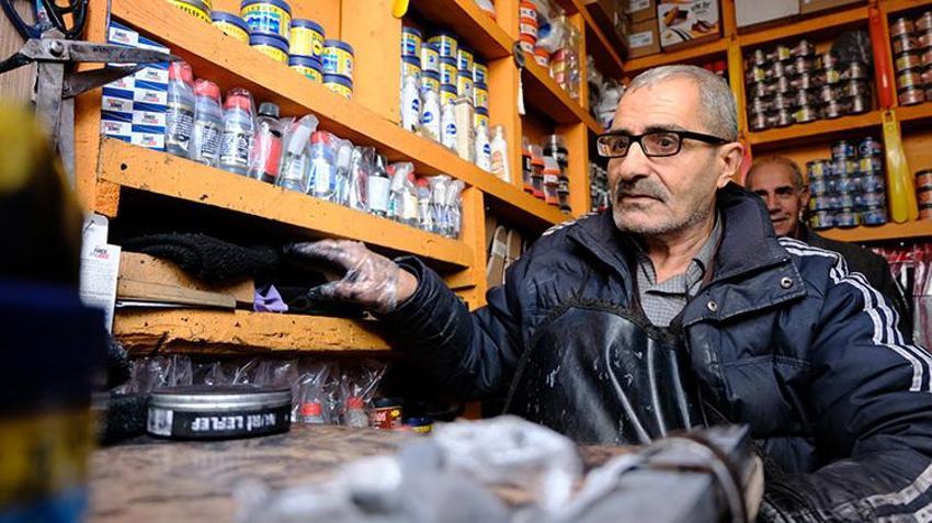 Bingöl'de bir babanın duygulandıran hayat mücadelesi: Ayakkabı boyacılığı yaparak 7 çocuğunu büyüttü