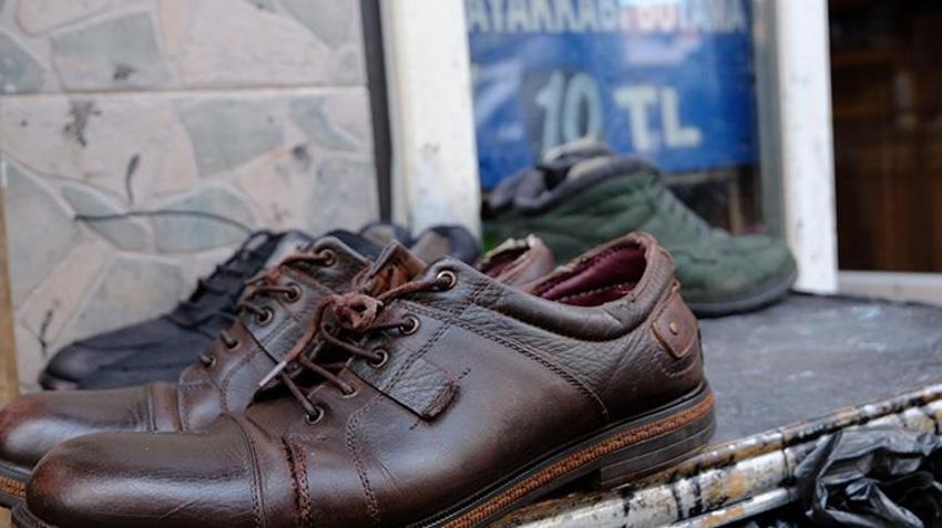Bingöl'de bir babanın duygulandıran hayat mücadelesi: Ayakkabı boyacılığı yaparak 7 çocuğunu büyüttü