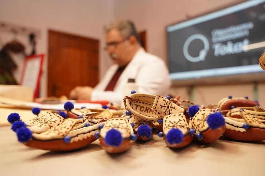 Tokatlı gelinlerin aynalı çarıkları şimdi anahtarlık oldu