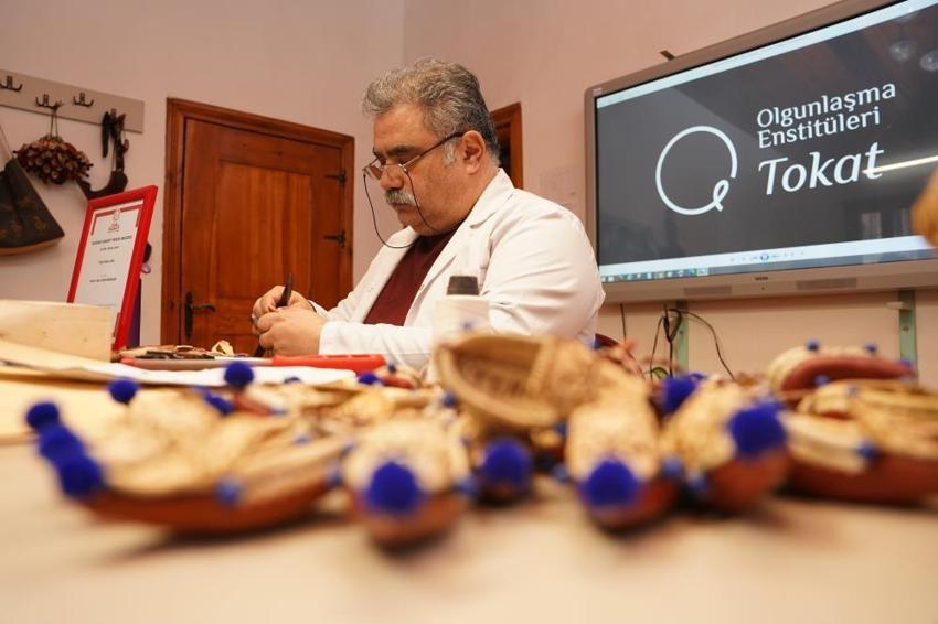 Tokatlı gelinlerin aynalı çarıkları şimdi anahtarlık oldu