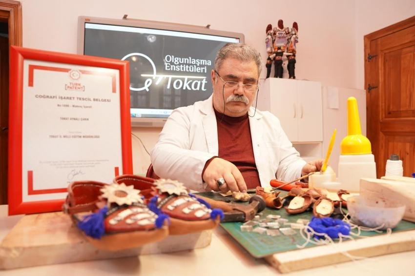 Tokatlı gelinlerin aynalı çarıkları şimdi anahtarlık oldu