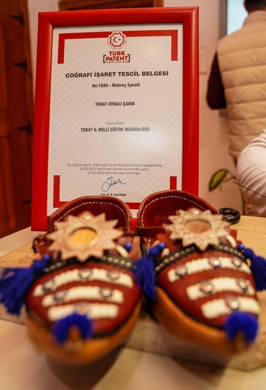 Tokatlı gelinlerin aynalı çarıkları şimdi anahtarlık oldu