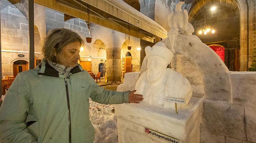6 bin yıllık tarihi karın üzerine işledi! Kayserili taş ustası Kültepe'nin izlerini sanat eserine dönüştürdü
