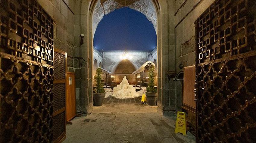 6 bin yıllık tarihi karın üzerine işledi! Kayserili taş ustası Kültepe'nin izlerini sanat eserine dönüştürdü