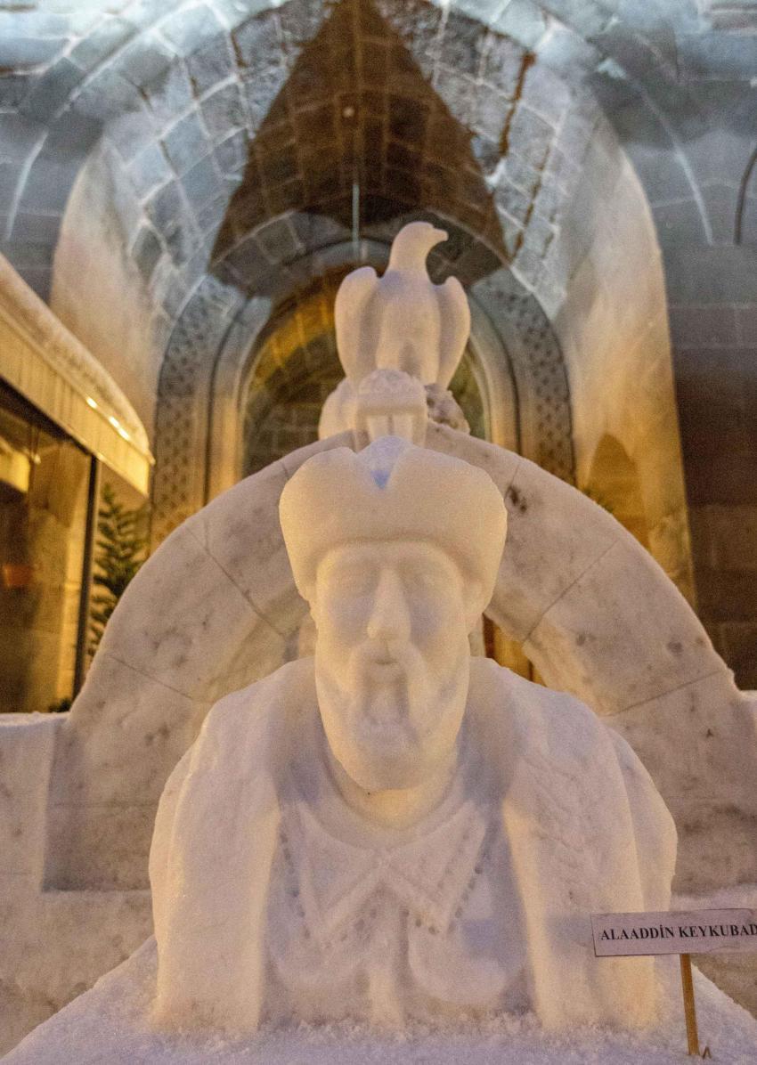 6 bin yıllık tarihi karın üzerine işledi! Kayserili taş ustası Kültepe'nin izlerini sanat eserine dönüştürdü