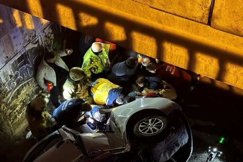 Ümraniye'de feci kaza! Otomobil viyadükten aşağı uçtu