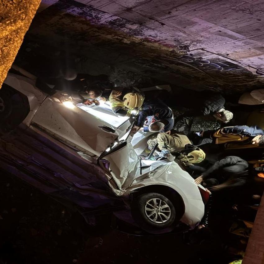 Ümraniye'de feci kaza! Otomobil viyadükten aşağı uçtu