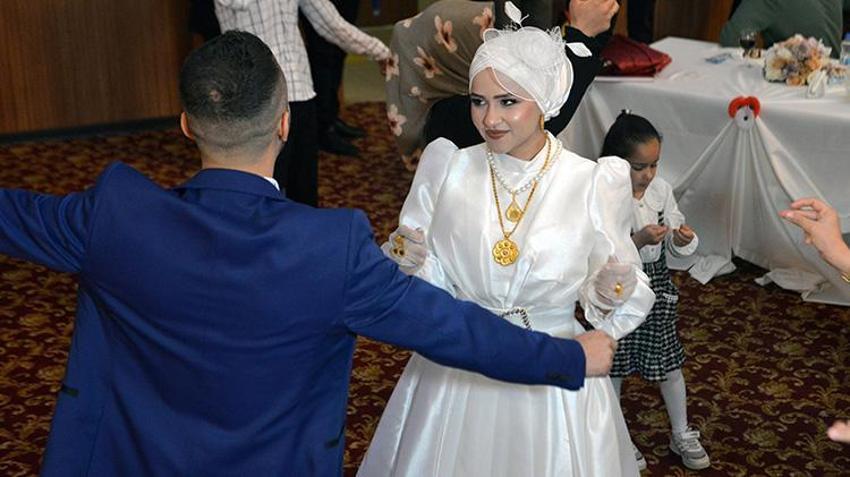 Adana'da kadınlar karınları burunlarında, kucaklarında bebekleriyle kendi nikah törenlerine katıldı