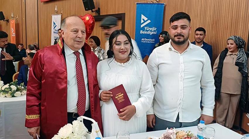 Adana'da kadınlar karınları burunlarında, kucaklarında bebekleriyle kendi nikah törenlerine katıldı