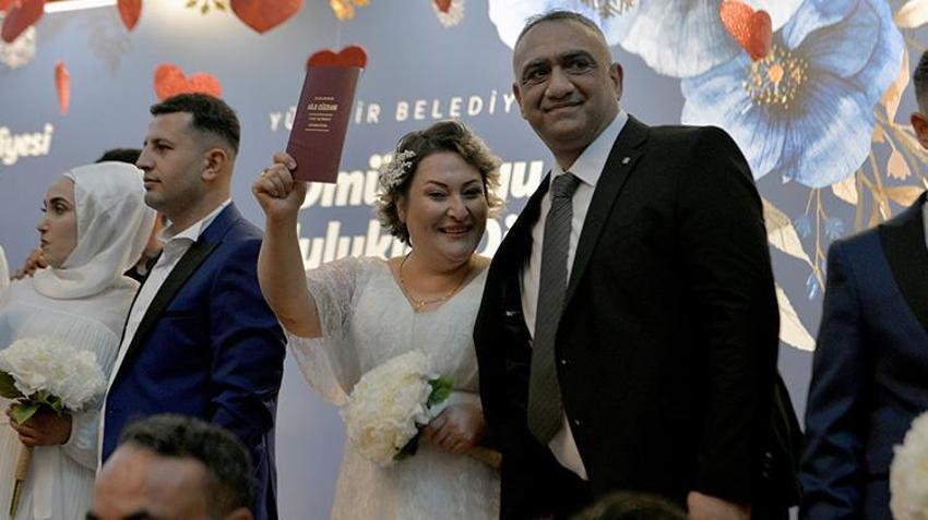 Adana'da kadınlar karınları burunlarında, kucaklarında bebekleriyle kendi nikah törenlerine katıldı