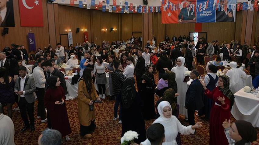 Adana'da kadınlar karınları burunlarında, kucaklarında bebekleriyle kendi nikah törenlerine katıldı