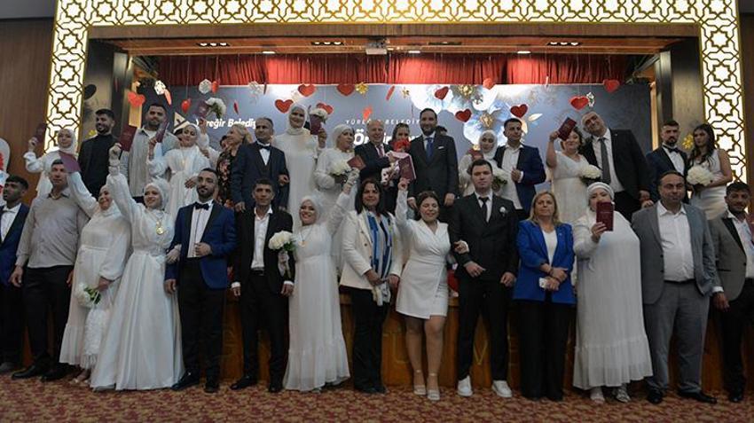 Adana'da kadınlar karınları burunlarında, kucaklarında bebekleriyle kendi nikah törenlerine katıldı