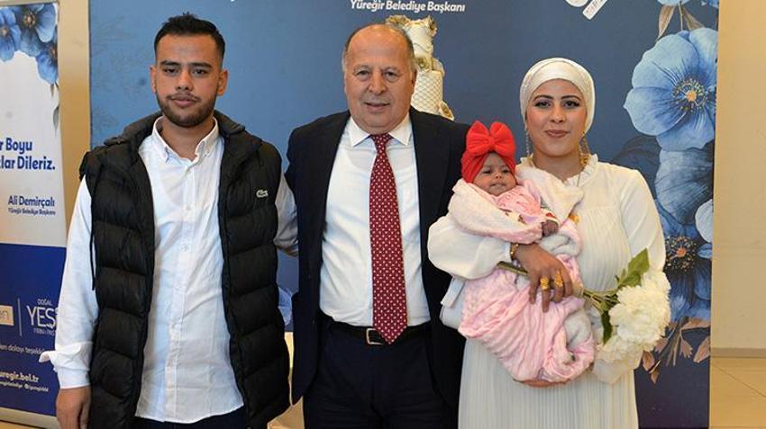 Adana'da kadınlar karınları burunlarında, kucaklarında bebekleriyle kendi nikah törenlerine katıldı
