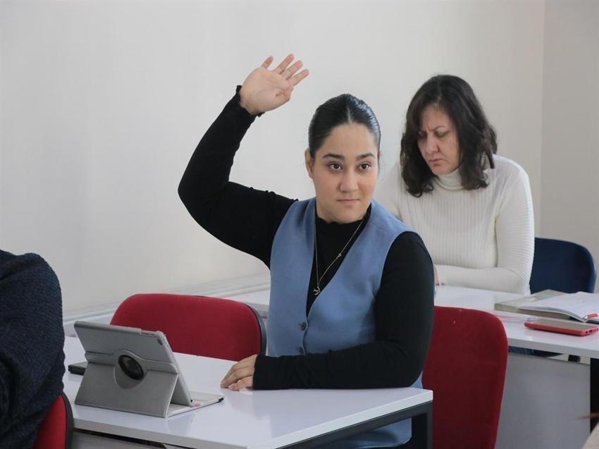 11 yıllık tedaviyle yürüyüp, konuşan Ayşe’nin hayali, dil öğrenip ülkeleri gezmek