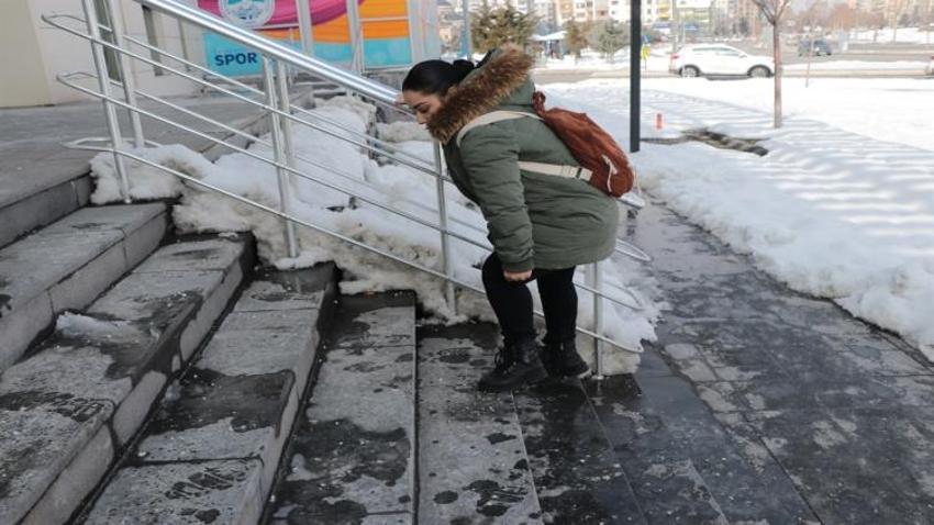 11 yıllık tedaviyle yürüyüp, konuşan Ayşe’nin hayali, dil öğrenip ülkeleri gezmek