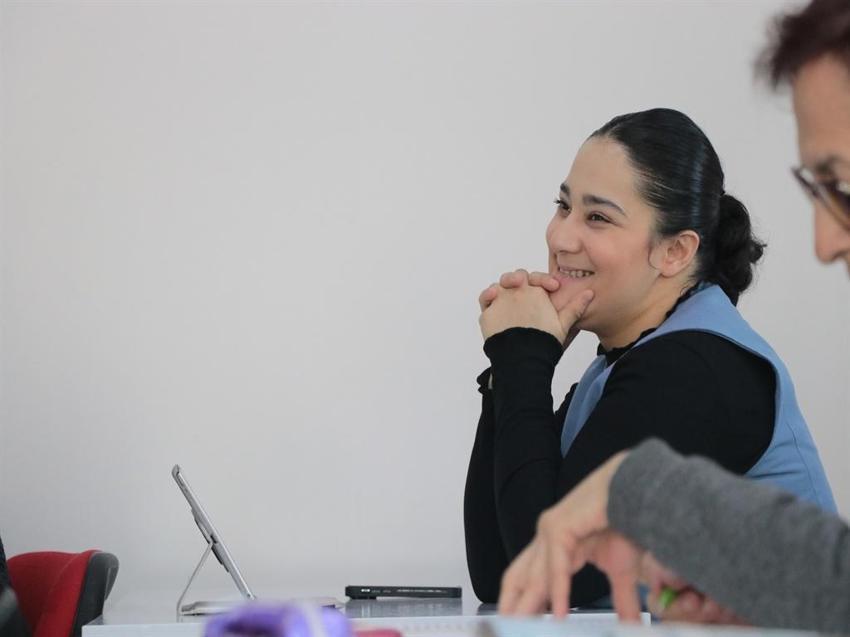 11 yıllık tedaviyle yürüyüp, konuşan Ayşe’nin hayali, dil öğrenip ülkeleri gezmek