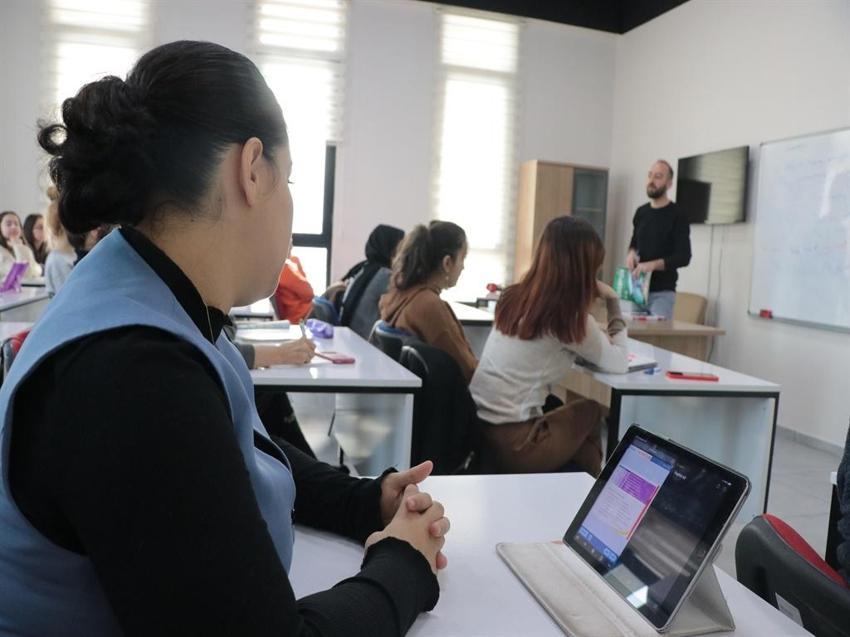 11 yıllık tedaviyle yürüyüp, konuşan Ayşe’nin hayali, dil öğrenip ülkeleri gezmek