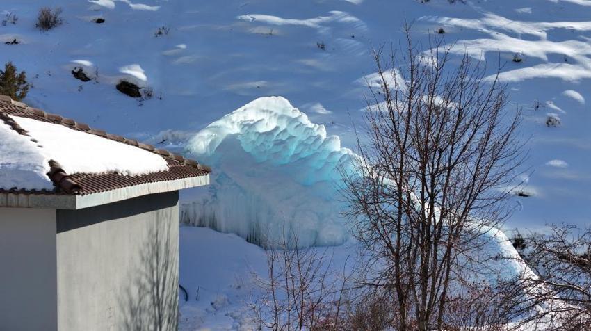 Bayburt'ta soğuktan çatlayan borudan sızan su damlaya damlaya buzdan kale oldu