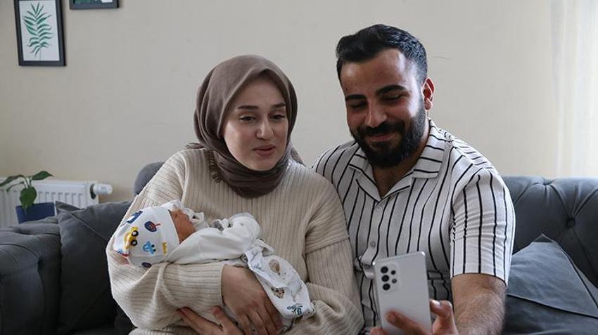 Aile ve Gençlik Fonu'yla evlenen depremzede çift ilk çocuklarını kucaklarına aldı! Bakan Göktaş görüntülü konuşarak tebrik etti