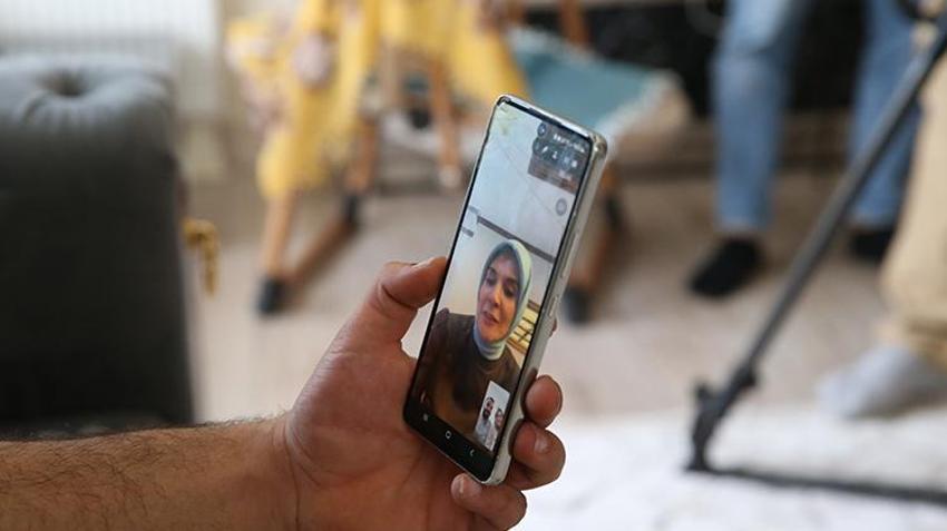 Aile ve Gençlik Fonu'yla evlenen depremzede çift ilk çocuklarını kucaklarına aldı! Bakan Göktaş görüntülü konuşarak tebrik etti