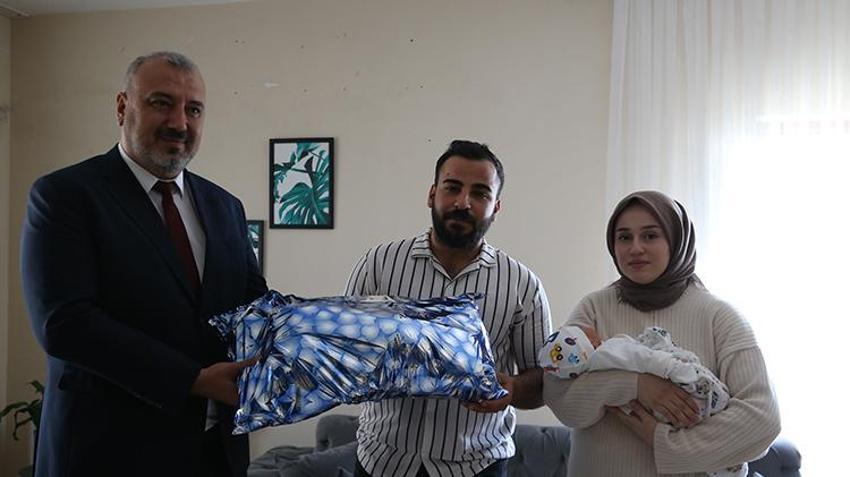 Aile ve Gençlik Fonu'yla evlenen depremzede çift ilk çocuklarını kucaklarına aldı! Bakan Göktaş görüntülü konuşarak tebrik etti