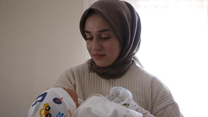 Aile ve Gençlik Fonu'yla evlenen depremzede çift ilk çocuklarını kucaklarına aldı! Bakan Göktaş görüntülü konuşarak tebrik etti