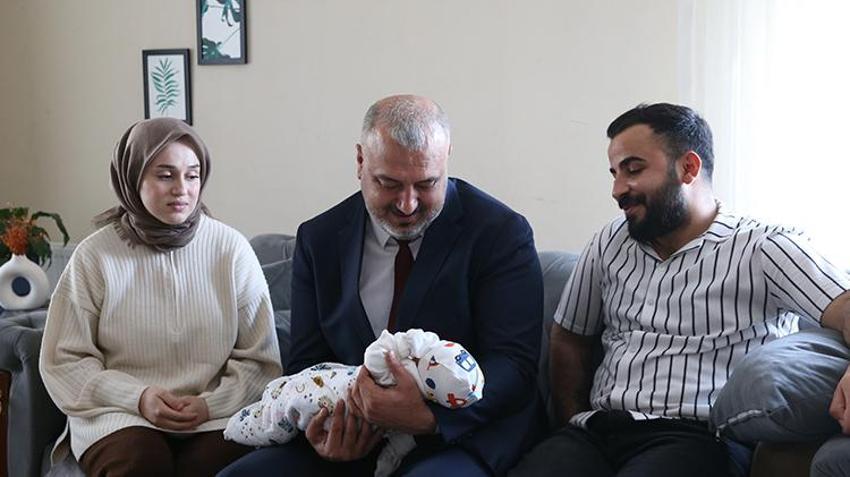 Aile ve Gençlik Fonu'yla evlenen depremzede çift ilk çocuklarını kucaklarına aldı! Bakan Göktaş görüntülü konuşarak tebrik etti