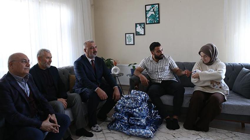 Aile ve Gençlik Fonu'yla evlenen depremzede çift ilk çocuklarını kucaklarına aldı! Bakan Göktaş görüntülü konuşarak tebrik etti