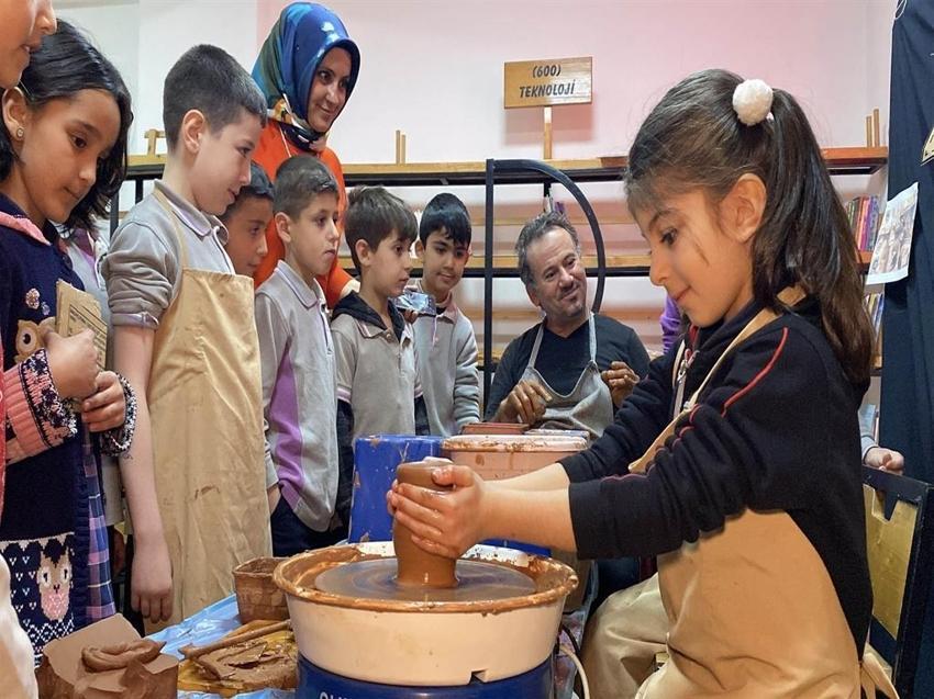 Midyat'ta çömlekçilik ilkokul öğrencilerinin elinde yeniden hayat buluyor