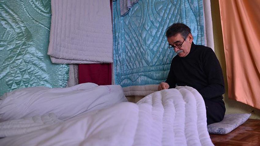 63 yıllık 'yorgancı' zamana direniyor! Bursa'da 75 yaşındaki vatandaş 63 yıldan beri yorgan dikiyor