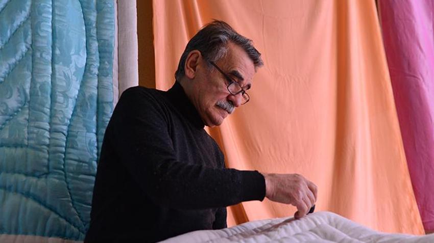 63 yıllık 'yorgancı' zamana direniyor! Bursa'da 75 yaşındaki vatandaş 63 yıldan beri yorgan dikiyor