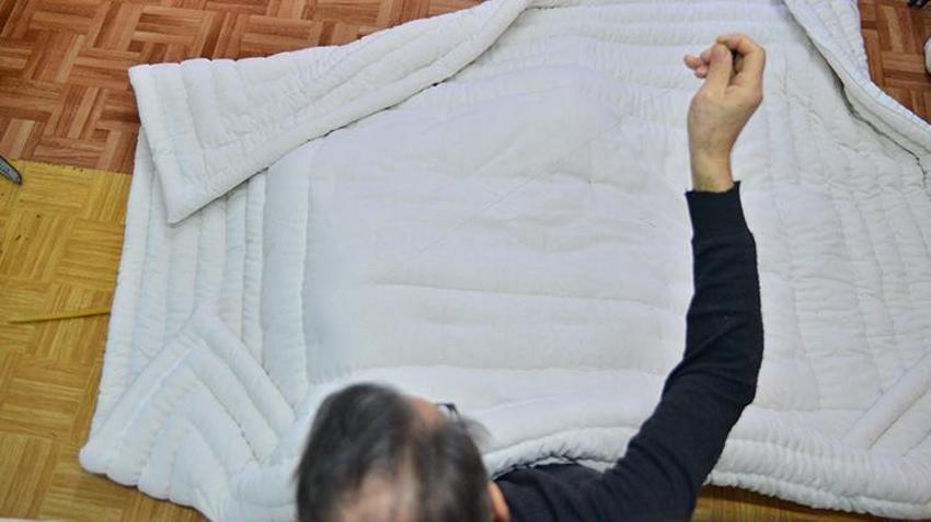 63 yıllık 'yorgancı' zamana direniyor! Bursa'da 75 yaşındaki vatandaş 63 yıldan beri yorgan dikiyor
