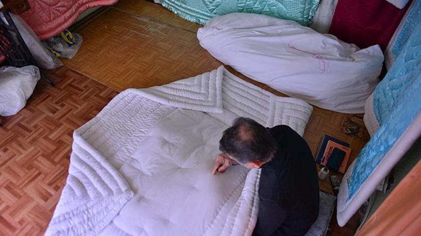 63 yıllık 'yorgancı' zamana direniyor! Bursa'da 75 yaşındaki vatandaş 63 yıldan beri yorgan dikiyor