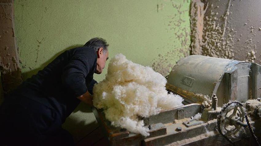 63 yıllık 'yorgancı' zamana direniyor! Bursa'da 75 yaşındaki vatandaş 63 yıldan beri yorgan dikiyor