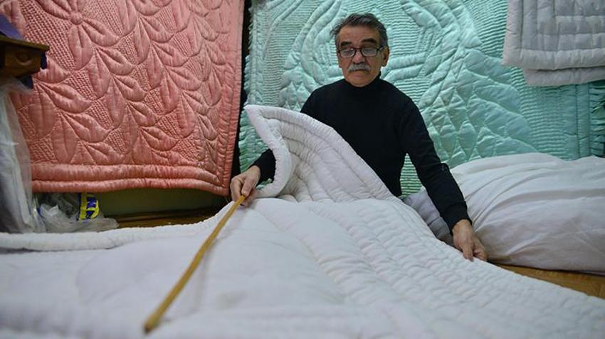 63 yıllık 'yorgancı' zamana direniyor! Bursa'da 75 yaşındaki vatandaş 63 yıldan beri yorgan dikiyor