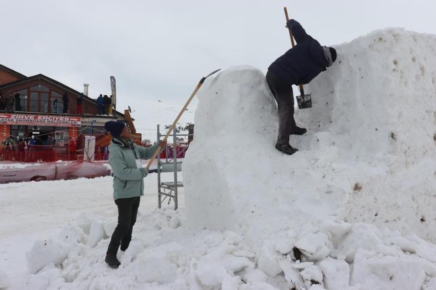 Erciyes'te kar sanata dönüşüyor: Uluslararası Heykel Festivali başlıyor!