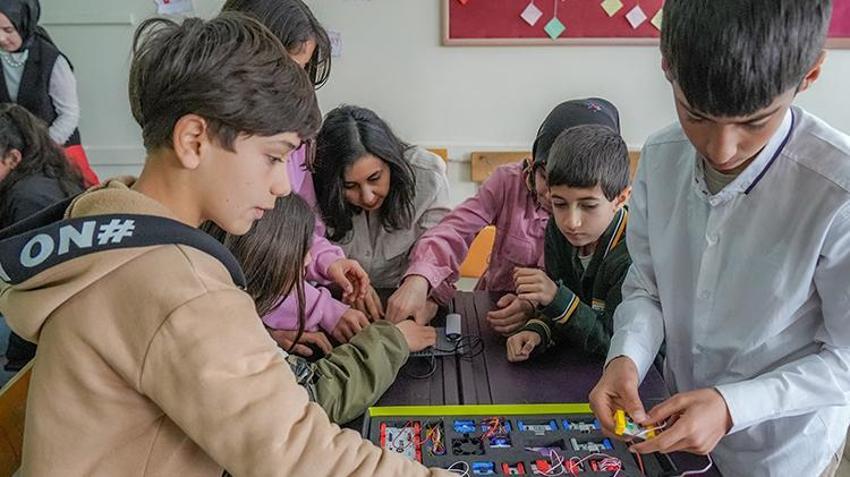 Diyarbakır kırsalında öğrencilere robotik kodlama eğitimi veriliyor