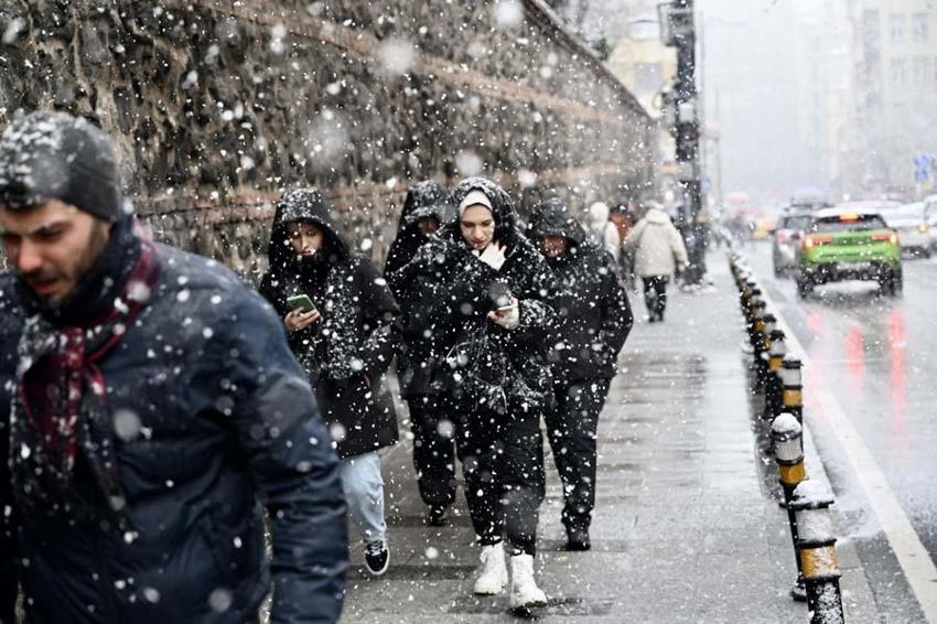 Kuvvetli kar yağışı etkisini artırdı! Uyarılar peş peşe geldi: Zorunlu olmadıkça dışarı çıkmayın