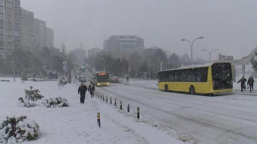 Başakşehir'de kar tipi şeklinde yağdı; vatandaşlar zor anlar yaşadı