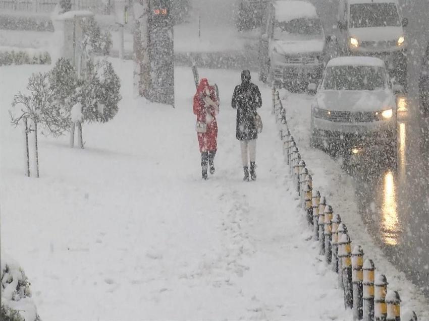 Başakşehir'de kar tipi şeklinde yağdı; vatandaşlar zor anlar yaşadı
