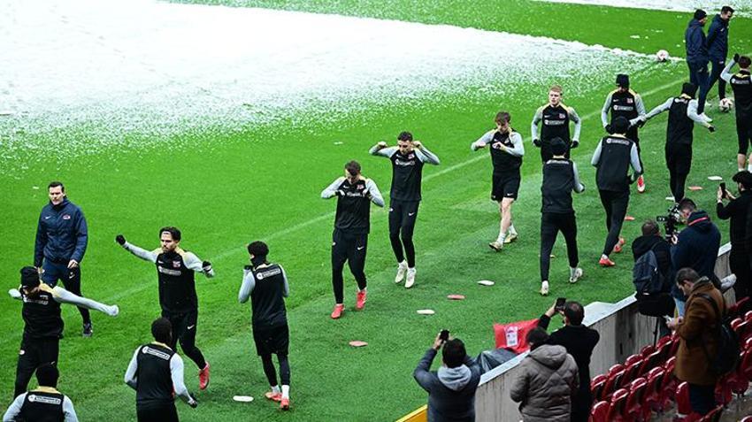 Galatasaray-AZ Alkmaar maçı ertelenecek mi? Yoğun kar yağışı sonrası son durum
