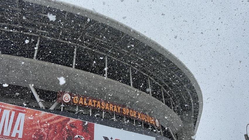 Galatasaray-AZ Alkmaar maçı ertelenecek mi? Yoğun kar yağışı sonrası son durum
