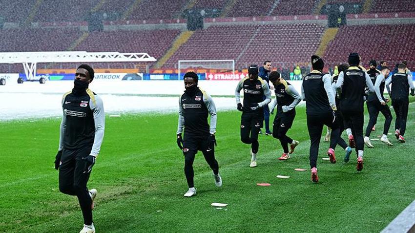 Galatasaray-AZ Alkmaar maçı ertelenecek mi? Yoğun kar yağışı sonrası son durum
