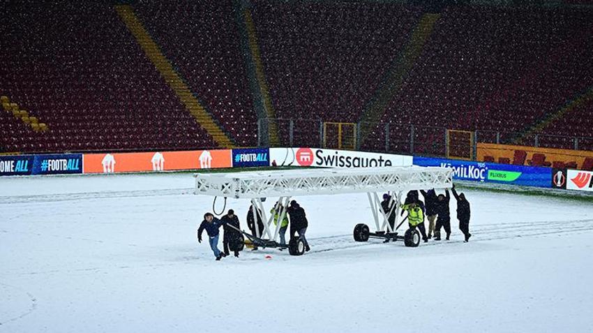 Galatasaray-AZ Alkmaar maçı ertelenecek mi? Yoğun kar yağışı sonrası son durum