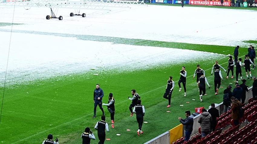Galatasaray-AZ Alkmaar maçı ertelenecek mi? Yoğun kar yağışı sonrası son durum