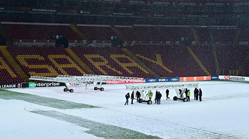 Galatasaray-AZ Alkmaar maçı ertelenecek mi? Yoğun kar yağışı sonrası son durum