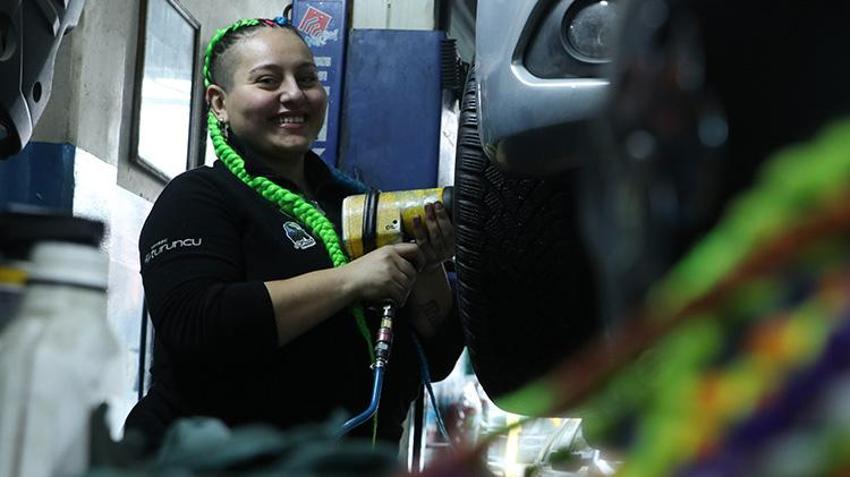 Fotoğrafçılıktan motor tamirine! Ankara'da sanayi sitesinin tek kadın ustası Mia'nın hedefi kendi dükkanını açmak