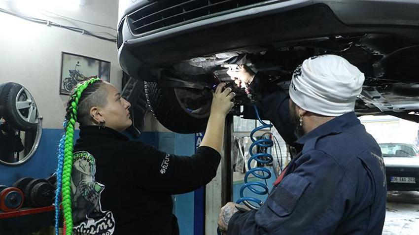Fotoğrafçılıktan motor tamirine! Ankara'da sanayi sitesinin tek kadın ustası Mia'nın hedefi kendi dükkanını açmak